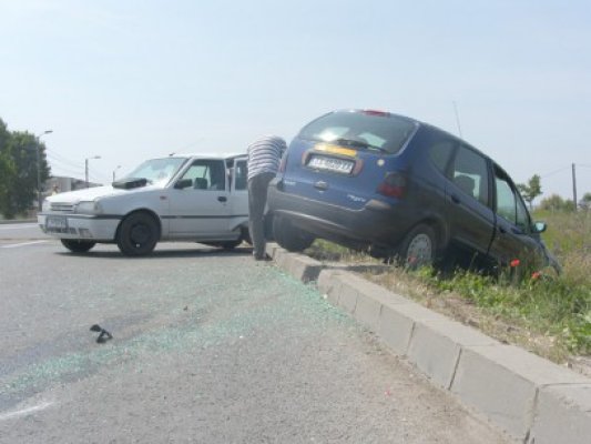 Accident spectaculos la Eforie: 2 maşini implicate, 3 răniţi